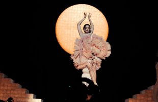 El vestuario de Rosalía en 'Lux': entre lo sacro, lo teatral y lo actual