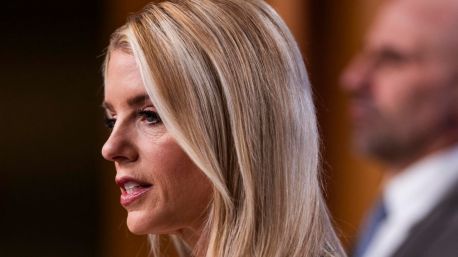 Trump destituye a la fiscal general, Pam Bondi