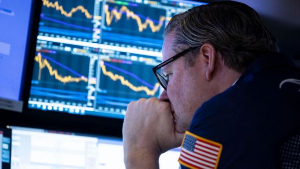 El precio del barril sube un 12,79%, hasta los 112,93 dólares mientras el Dow Jones cae un 1,28%