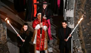 León XIV recupera la tradición de portar la cruz en su primer viacrucis como Papa