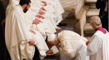 León XIV lava los pies a 12 sacerdotes de San Juan de Letrán en su primer Jueves Santo