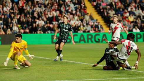 LaLiga. El Rayo da un salto hacia la permanencia y complica al Elche