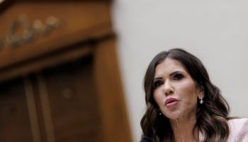 Lo último del escándalo del marido de Kristi Noem: fotografiado con pechos postizos