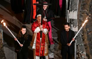León XIV recupera la tradición de portar la cruz en su primer viacrucis como Papa