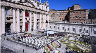 El Papa preside su primer Domingo de Resurrección y convoca una vigilia por la paz