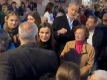 Sorpresa en Carabanchel: los Reyes y sus hijas acuden a la procesión del Silencio