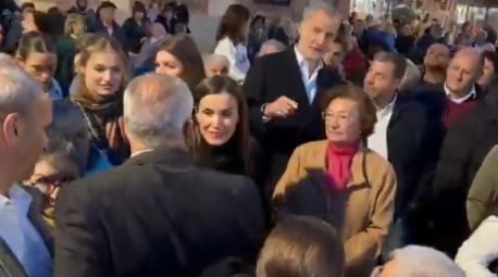 Sorpresa en Carabanchel: los Reyes y sus hijas acuden a la procesión del Silencio