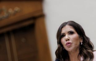 Lo último del escándalo del marido de Kristi Noem: fotografiado con pechos postizos