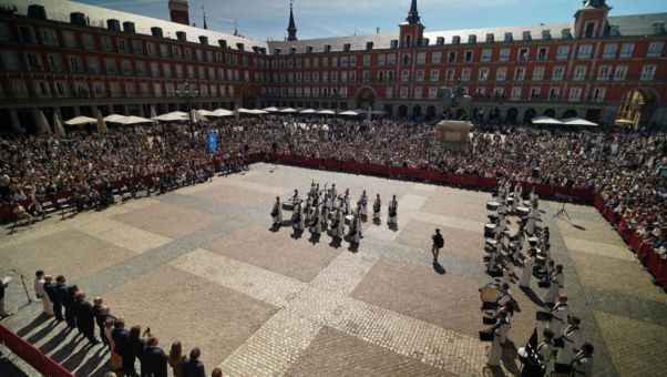 Una tamborrada en la Plaza Mayor da por concluida la festividad religiosa.