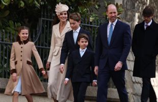 La familia real británica asiste a la misa de Pascua