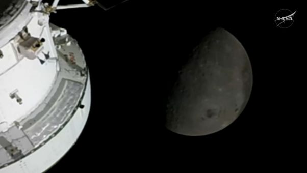 La nave Orión de la NASA bate la marca del Apolo 13 como la misión tripulada que más se ha alejado nunca de la Tierra: 406.760 kilómetros.