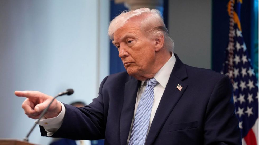 Trump asegura que mantiene 'negociaciones intensas' con Irán a cuatro horas de que venza el plazo
