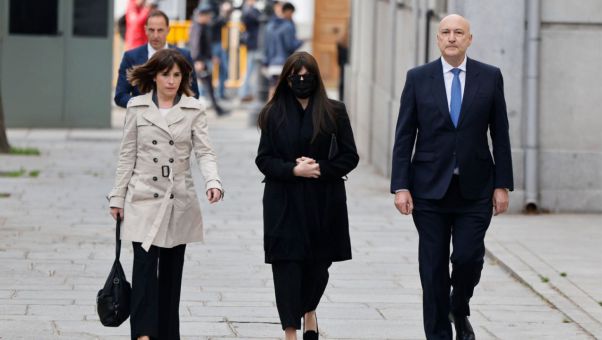 La expareja de Ábalos afirma que este 'no iba a divorciarse mientras fuese ministro' y que siguió cubriendo sus gastos después de haber finalizado su relac