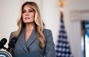 Melania Trump niega haber tenido una relación cercana con Jeffrey Epstein