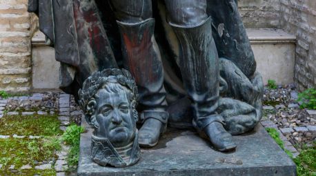 Un árbol decapita la llamada 'escultura maldita' de Fernando VII en Sevilla