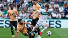 LaLiga. El Elche respira y mete al Valencia en aguas profundas