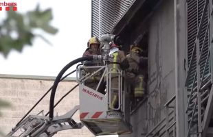 Extinguido el incendio de una industria farmacéutica en Barcelona con 9 heridos leves