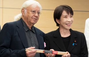 La primera ministra japonesa, fan acérrima de Deep Purple, recibe a la banda antes de su concierto en Tokio