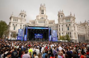 Éxito de la Fiesta de la Resurrección, que llena la madrileña plaza de Cibeles