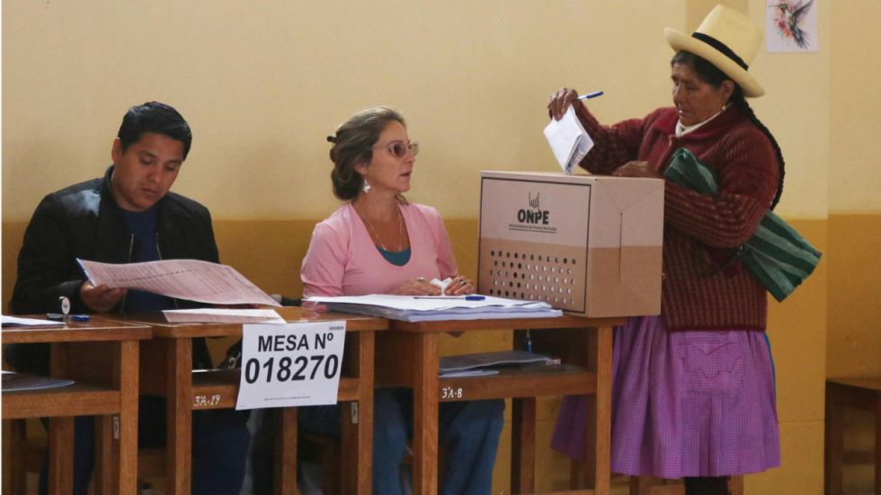 Perú vive una tensa jornada electoral, obligado a retrasar el horario de votación