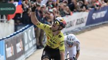 París-Roubaix. Van Aert sorprende a Pogacar y es el nuevo rey del 'Infierno del norte'