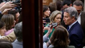 Feijóo estalla contra la regularización 'a granel' de Sánchez y exige una cifra concreta