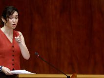 Ayuso llama a Vox 'socialistas de derechas' y critica que traten a los inmigrantes como 'escoria'