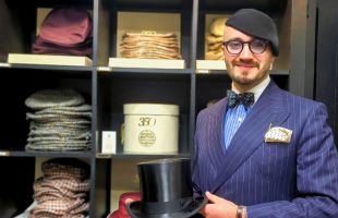 La sombrerería que inventó el bombín cumple 350 años