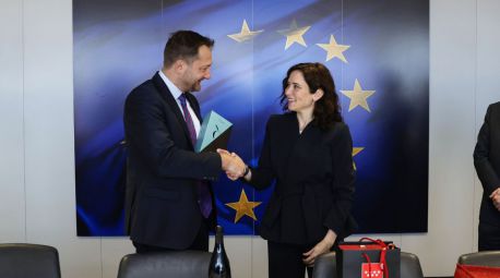 Ayuso se reúne con el comisario de Agricultura de la UE para defender los intereses del campo madrileño