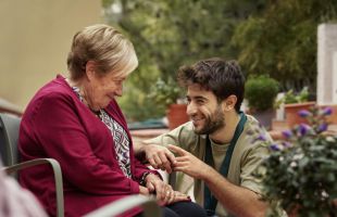 'La soledad forma parte de la condición humana': varios expertos analizan su impacto en la vejez