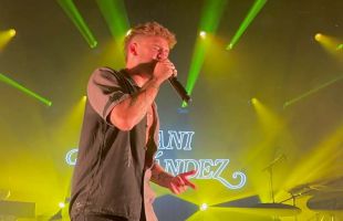 Dani Fernández se rompe un ligamento del hombro tras una caída en su concierto en Valencia
 