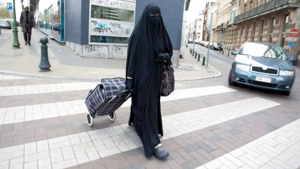 El Ayuntamiento de Lérida, del PSC, prohibirá el burka en la vía pública y dependencias municipales