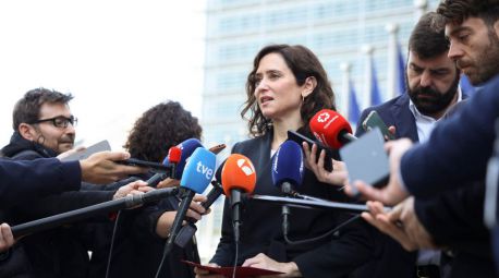 El Supremo admite a trámite el recurso de Ayuso contra la regularización de inmigrantes