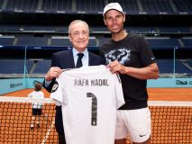 Histórica imagen: el Bernabéu presenta su cancha de tenis con Rafa Nadal y Florentino de juez de silla