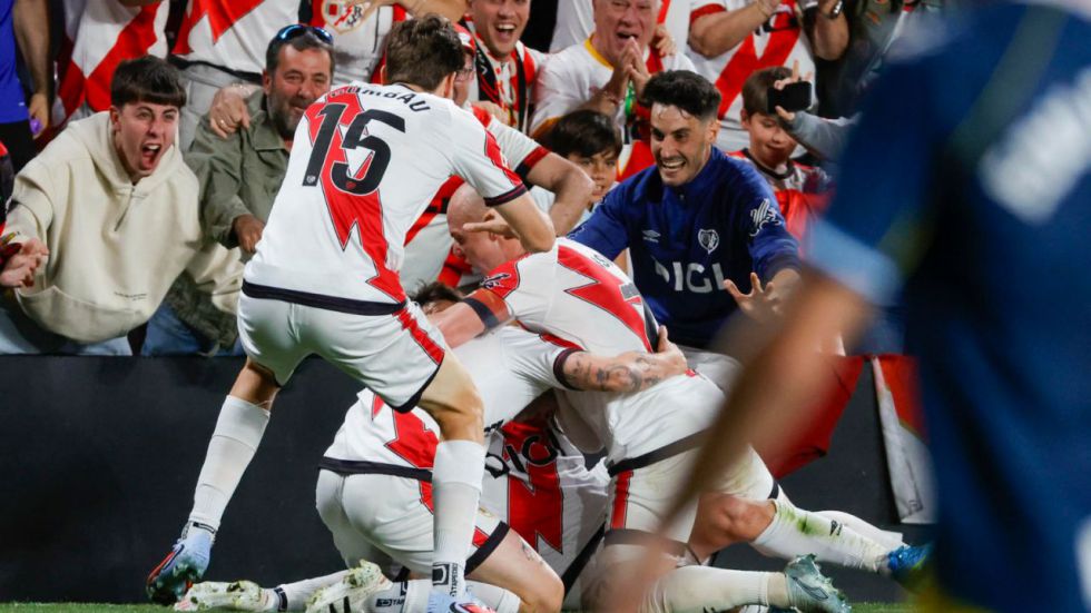 LaLiga. Un gol 'maradoniano' propulsa al Rayo a tres minutos del final