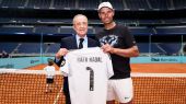 Histórica imagen: el Bernabéu presenta su cancha de tenis con Rafa Nadal y Florentino de juez de silla