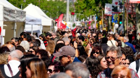 Sant Jordi vuelve a llenar las calles de rosas, libros y autores patrios y extranjeros