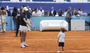 España, emocionada: así juega al tenis el hijo de Rafa Nadal con tres añitos
