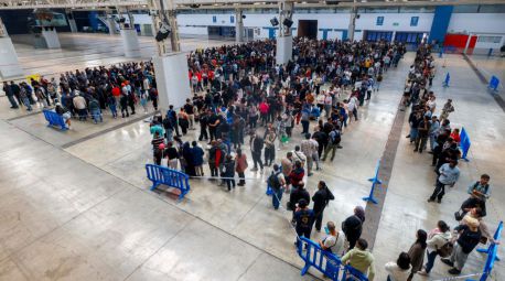 Junts exige a Illa que el catalán sea requisito para 'vivir y trabajar en Cataluña'