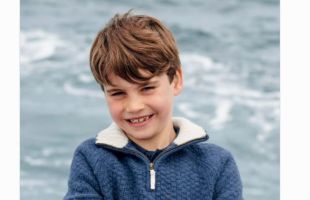 Los príncipes de Gales difunden una foto de su hijo menor Luis en su octavo cumpleaños