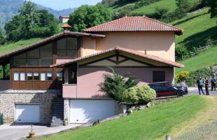 Hallan muerto a un hombre y a su mujer herida por arma de fuego en su casa de Lena (Asturias)