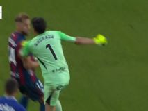 Shock en Zaragoza: Andrada le arrea un tremendo puñetazo en la cara a un rival