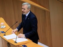 Azcón, a la izquierda: 'Dejen de rasgarse las vestiduras, los criterios de prioridad nacional están vigentes desde Felipe González'