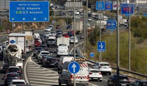 Tráfico lento y retenciones en carreteras por las salidas del puente de mayo
 
