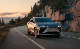 El Lexus RZ 350e se pone a tiro: ayudas del Gobierno y estrategia de marca para conquistar el eléctrico premium
