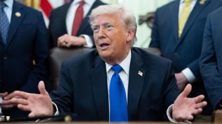 Trump acusa a la UE de violar el pacto comercial y elevará al 25% el arancel a los coches