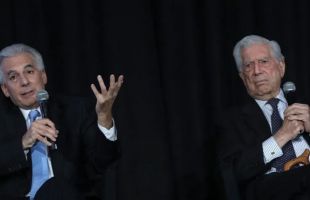 El hijo mayor de Mario Vargas Llosa hereda el título de marqués de su padre