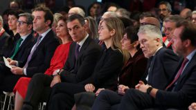 El PSOE urde una ofensiva total contra la 'prioridad nacional' que defienden PP y Vox
