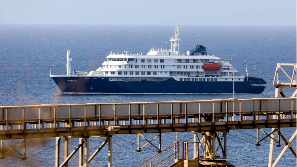 Un avión con dos pacientes del crucero aterriza en Gran Canaria por una avería