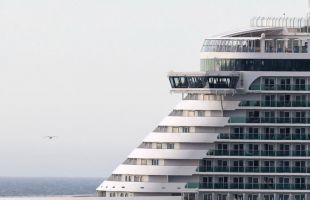 Unos 30 pasajeros desembarcaron en Santa Elena 13 días después de notificarse el primer muerto a bordo del barco